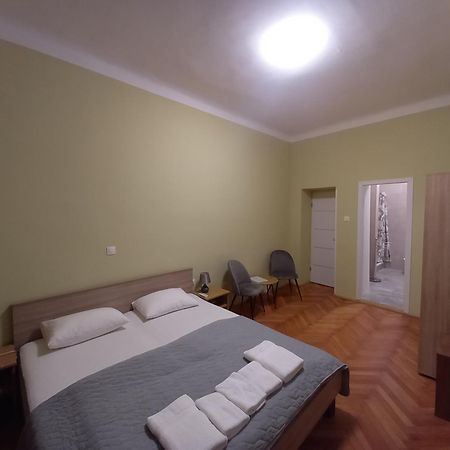 Oskar Amphitheater Apartments And Rooms With Free Parking بولا الغرفة الصورة